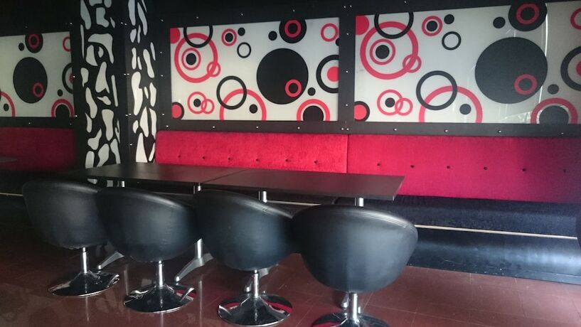 Imagen del bar/restaurante del Hotel Sans Hotel International Surabaya. Foto 2