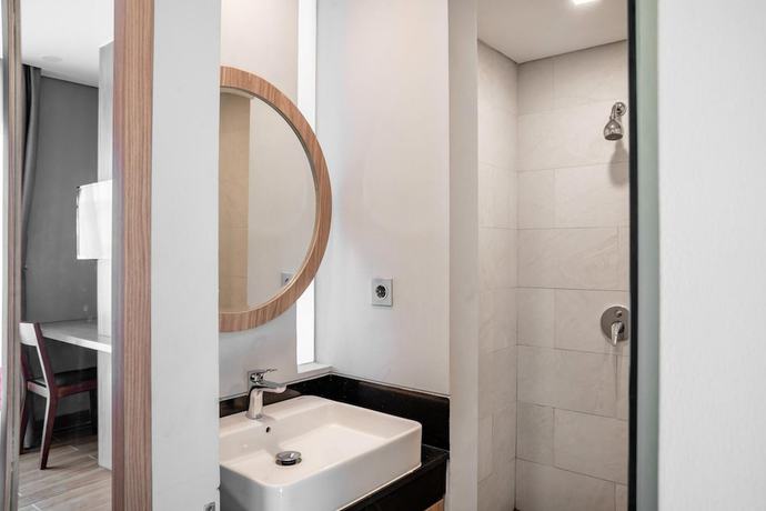 Imagen de la habitación del Hotel Sans Puri Indah Jakarta. Foto 12