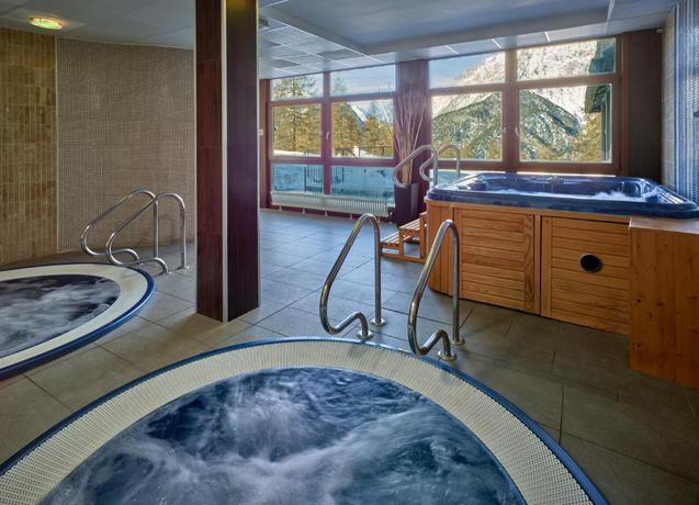 Imagen de la piscina del Hotel Sansicario Majestic. Foto 13