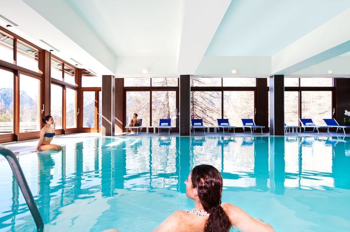 Imagen de la piscina del Hotel Sansicario Majestic. Foto 14