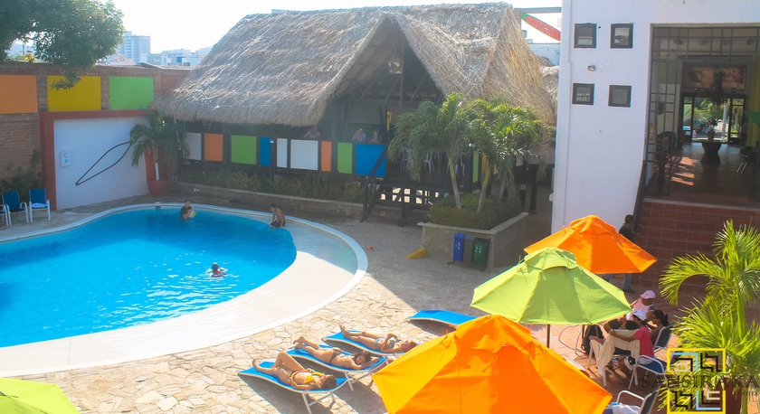 Imagen de la piscina del Hotel Sansiraka. Foto 15