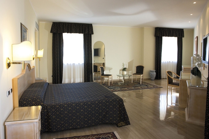 Imagen de la habitación del Hotel Sant Alphio Garden and Spa. Foto 9