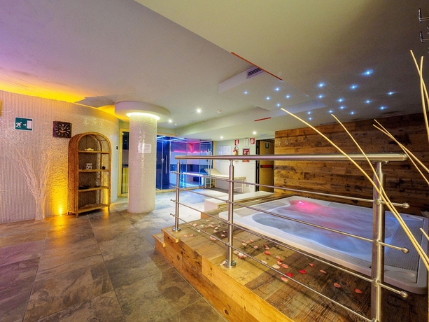 Imagen de la piscina del Hotel Sant Anton. Foto 19