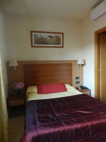 Imagen de la habitación del Hotel Sant Celoni. Foto 5