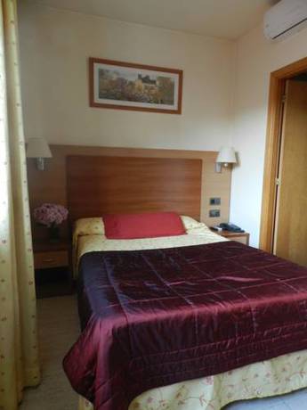 Imagen de la habitación del Hotel Sant Celoni. Foto 13