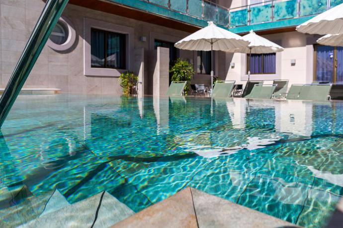 Imagen de la piscina del Hotel Sant Jordi Boutique. Foto 15