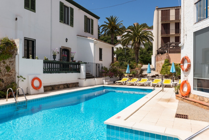 Imagen de la piscina del Hotel Sant March. Foto 15