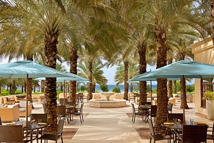 Imagen del bar/restaurante del Hotel Santa Barbara Beach And Golf Resort. Foto 2