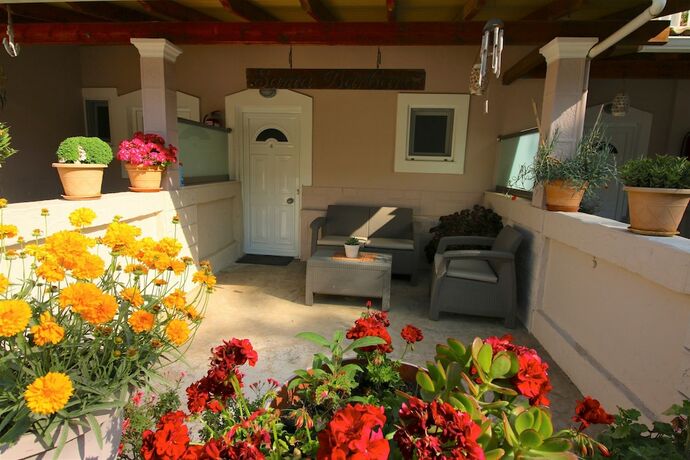 Imagen general del Hotel Santa Barbara Lakis Apartments. Foto 3