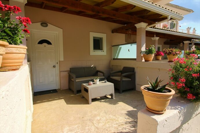 Imagen general del Hotel Santa Barbara Lakis Apartments. Foto 4