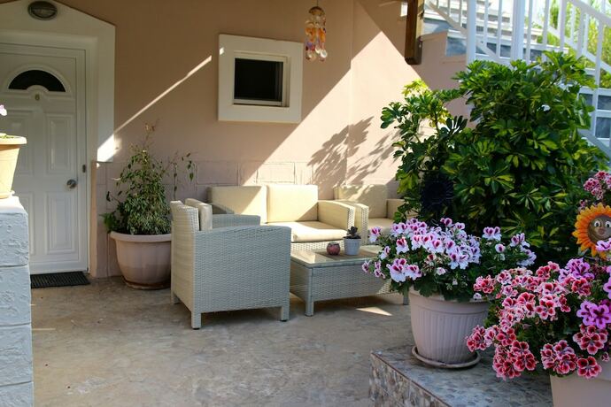 Imagen general del Hotel Santa Barbara Lakis Apartments. Foto 15