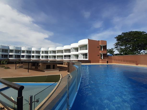 Imagen de la piscina del Hotel Santa Barbara Plus. Foto 13