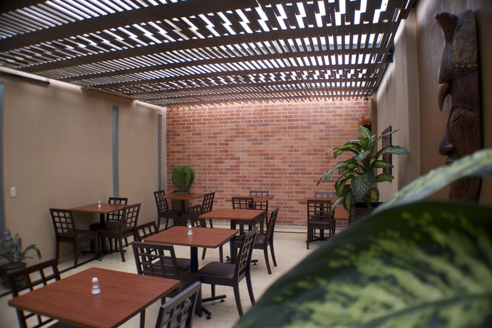 Imagen del bar/restaurante del Hotel Santa Barbara Real. Foto 3