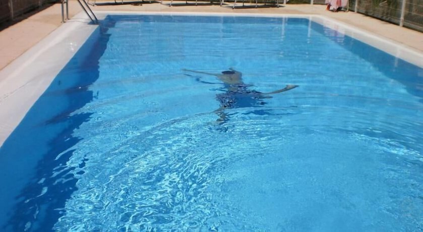 Imagen de la piscina del Hotel Santa Coloma del Camino. Foto 19