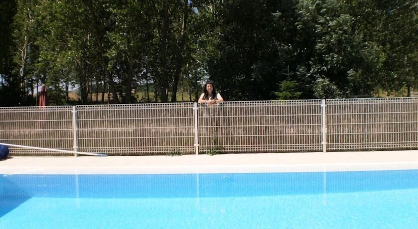 Imagen de la piscina del Hotel Santa Coloma del Camino. Foto 20