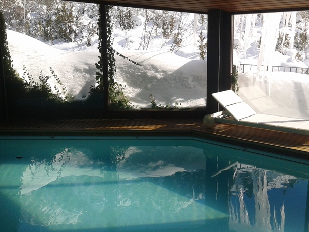 Imagen de la piscina del Hotel Santa Cristina, Canfranc-Estación. Foto 16