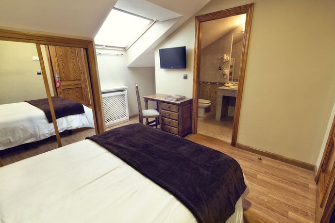 Imagen de la habitación del Hotel Santa Cruz, Cangas de On&iacute;s. Foto 3