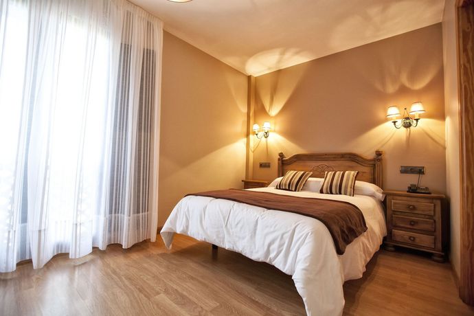 Imagen de la habitación del Hotel Santa Cruz, Cangas de On&iacute;s. Foto 5
