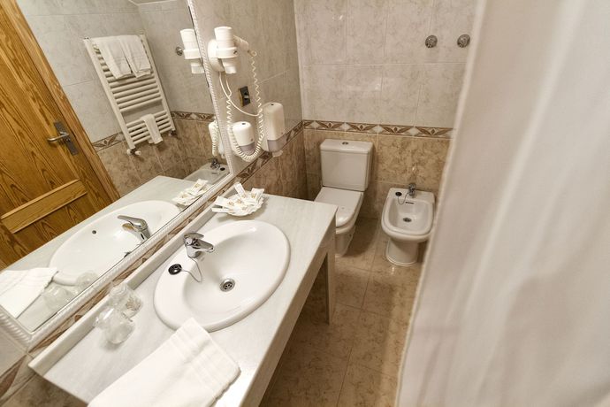 Imagen de la habitación del Hotel Santa Cruz, Cangas de On&iacute;s. Foto 6