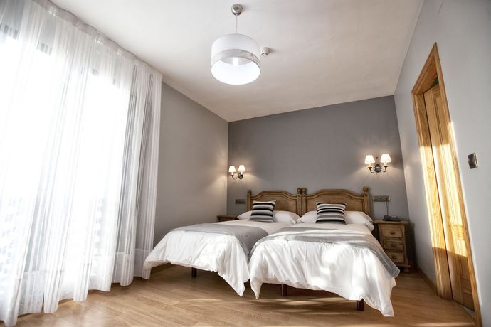 Imagen de la habitación del Hotel Santa Cruz, Cangas de On&iacute;s. Foto 8