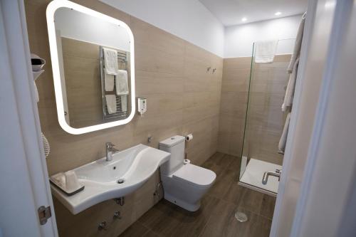 Imagen de la habitación del Hotel Santa Cruz, Cangas de On&iacute;s. Foto 10