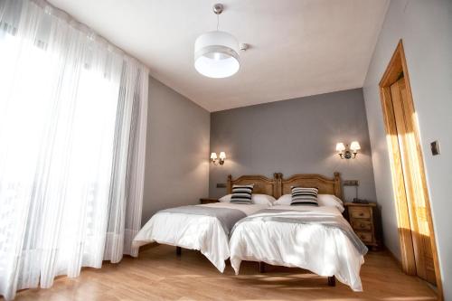 Imagen de la habitación del Hotel Santa Cruz, Cangas de On&iacute;s. Foto 11