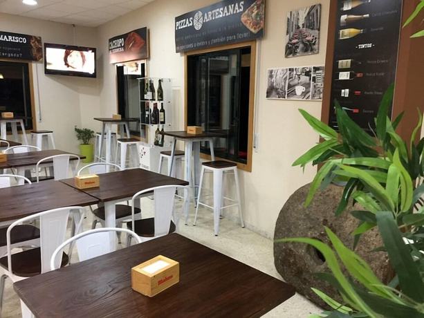 Imagen del bar/restaurante del Hotel Santa Cruz, Ordes. Foto 3