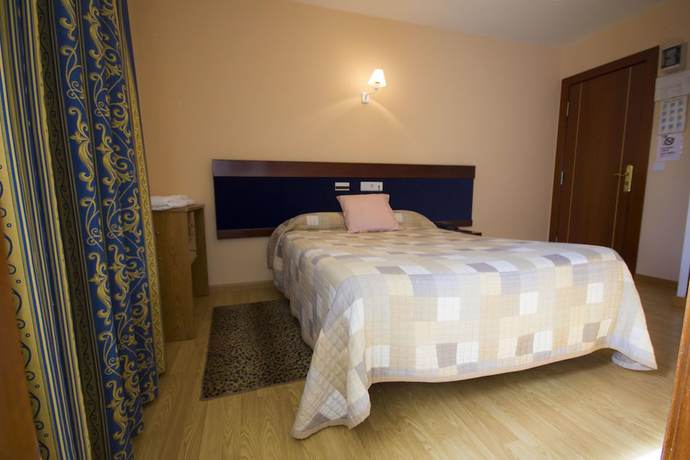 Imagen de la habitación del Hotel Santa Cruz, Ordes. Foto 6