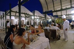 Imagen del bar/restaurante del Hotel Santa Family Club. Foto 6