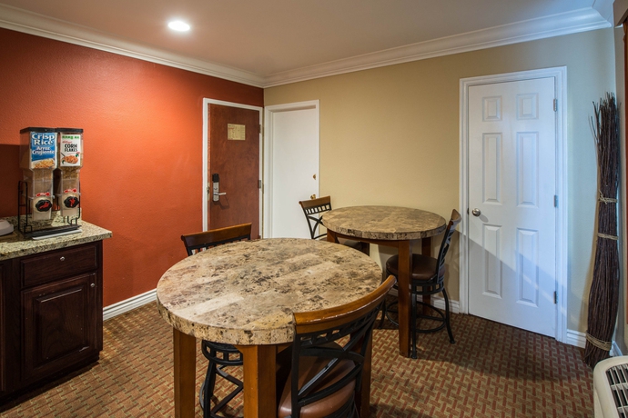 Imagen del bar/restaurante del Hotel Santa Fe Inn Los Angeles. Foto 3