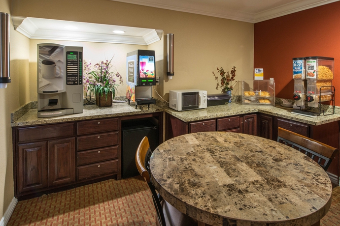 Imagen del bar/restaurante del Hotel Santa Fe Inn Los Angeles. Foto 4