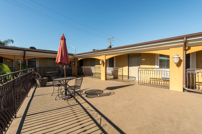 Imagen de los exteriores del Hotel Santa Fe Inn Los Angeles. Foto 11