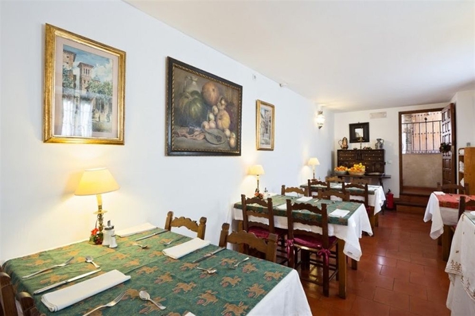 Imagen del bar/restaurante del Hotel Santa Isabel La Real. Foto 1