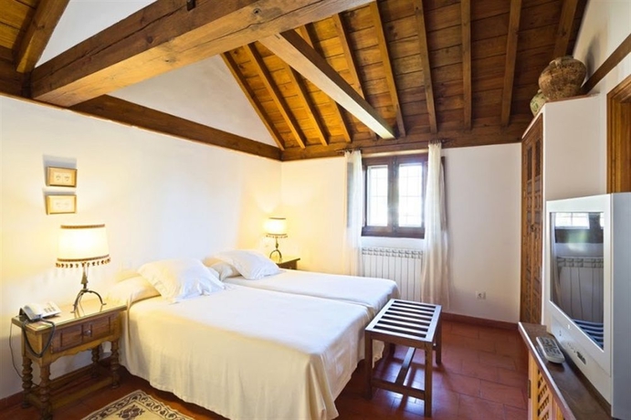 Imagen de la habitación del Hotel Santa Isabel La Real. Foto 3