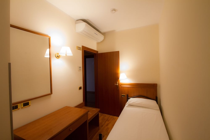 Imagen de la habitación del Hotel Santa Lucia, Bastia Umbra. Foto 4