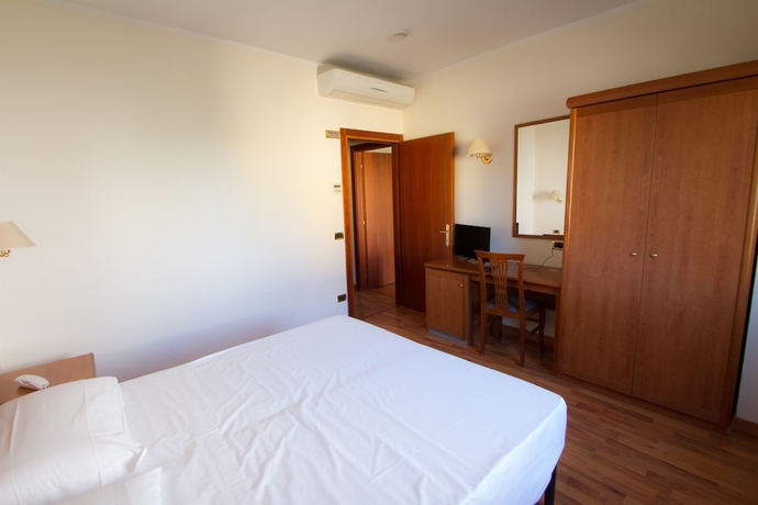 Imagen de la habitación del Hotel Santa Lucia, Bastia Umbra. Foto 8