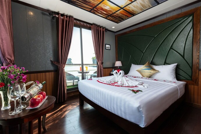 Imagen de la habitación del Hotel Santa Maria Cruises Halong Bay. Foto 17