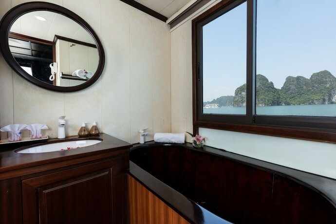 Imagen de la habitación del Hotel Santa Maria Cruises Halong Bay. Foto 37