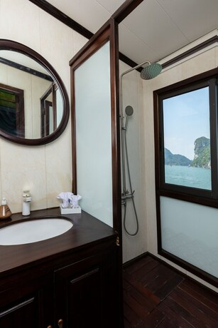Imagen de la habitación del Hotel Santa Maria Cruises Halong Bay. Foto 38