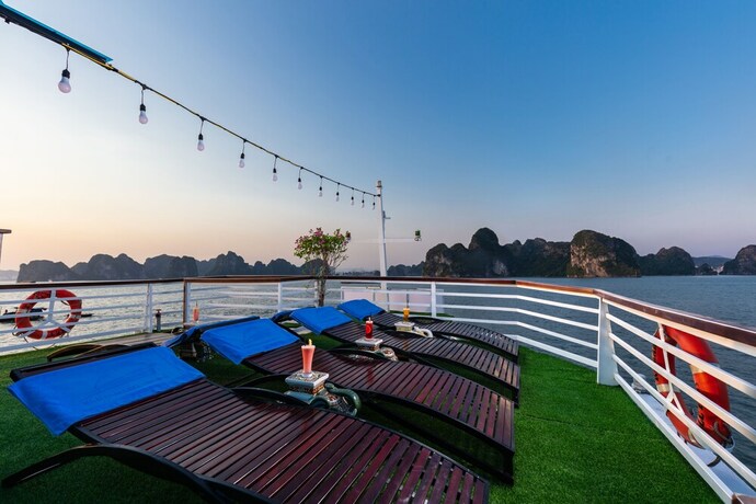 Imagen de la piscina del Hotel Santa Maria Cruises Halong Bay. Foto 40