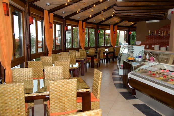 Imagen del bar/restaurante del Hotel Santa Marina Holiday Village. Foto 2