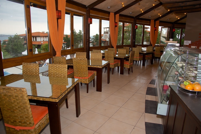 Imagen del bar/restaurante del Hotel Santa Marina Holiday Village. Foto 3