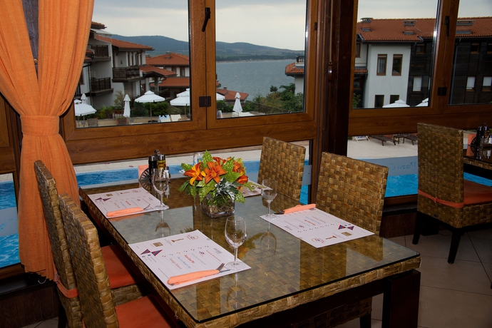 Imagen del bar/restaurante del Hotel Santa Marina Holiday Village. Foto 4