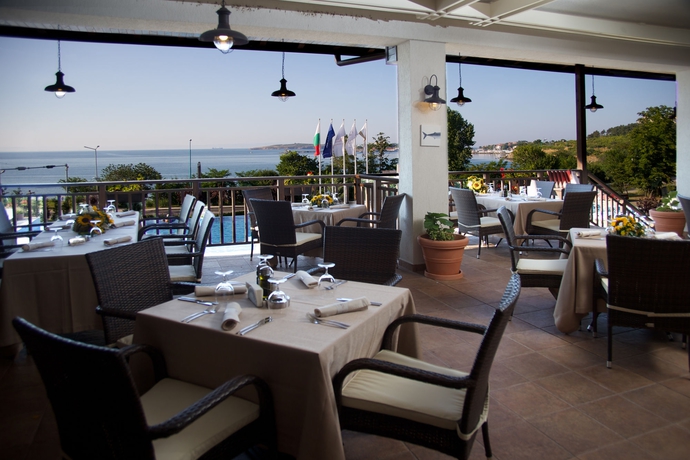 Imagen del bar/restaurante del Hotel Santa Marina Holiday Village. Foto 7