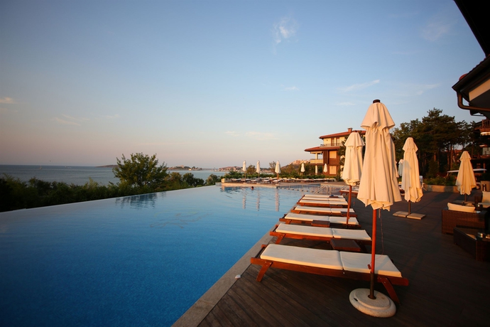 Imagen de la piscina del Hotel Santa Marina Holiday Village. Foto 13