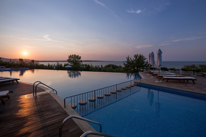 Imagen de la piscina del Hotel Santa Marina Holiday Village. Foto 14
