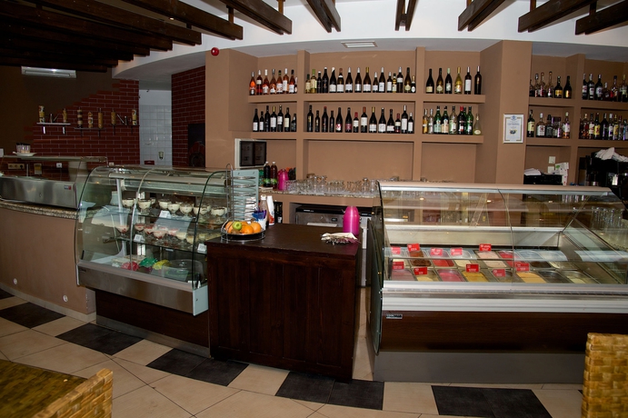 Imagen del bar/restaurante del Hotel Santa Marina Holiday Village. Foto 9