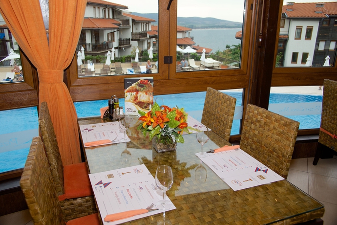 Imagen del bar/restaurante del Hotel Santa Marina Holiday Village. Foto 10
