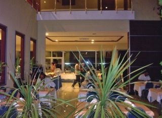 Imagen del bar/restaurante del Hotel Santa Marina Hotel. Foto 2