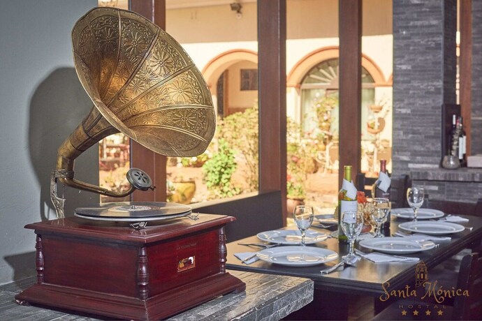 Imagen de los interiores del Hotel Santa Monica. Foto 35